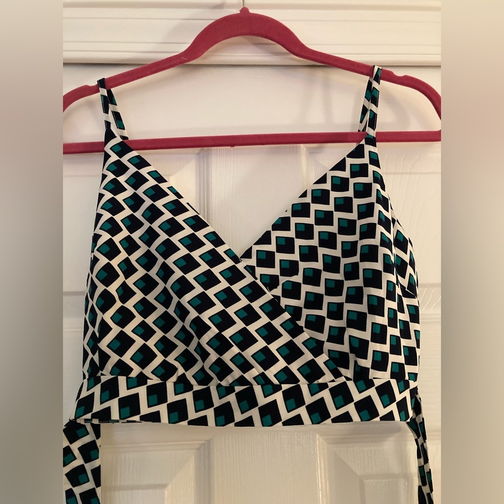 White, navy and green crop top!
